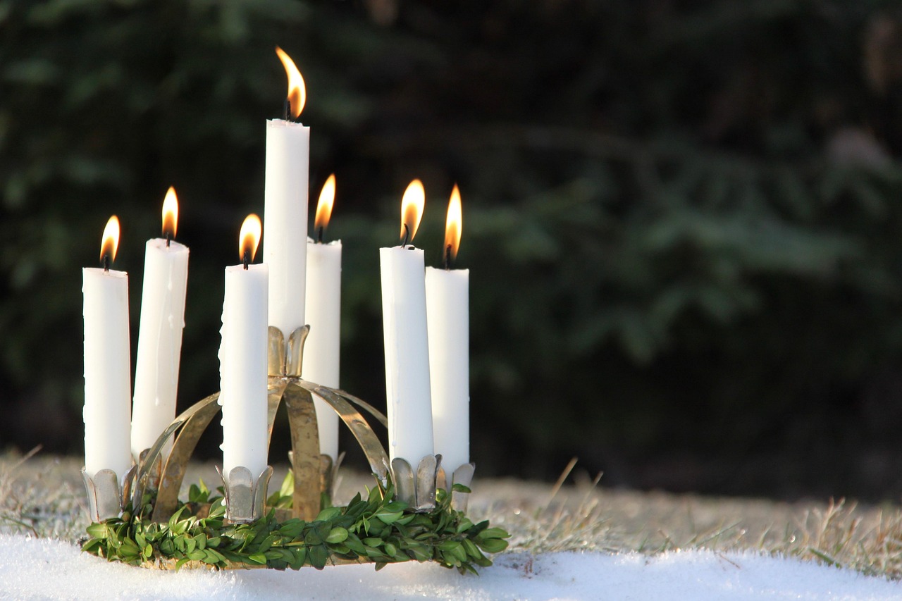 Winterfeesten tradities wereldwijd- Winterrituelen witte kaarsen in de sneeuw - Your Spiritual Network