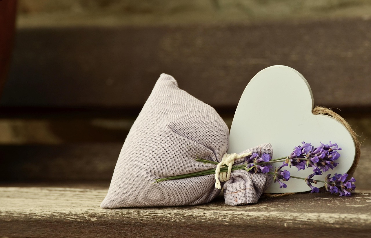 Lavender - Lavendel zakje op houten bank - Spiritueel wonen Your Spiritual Network
